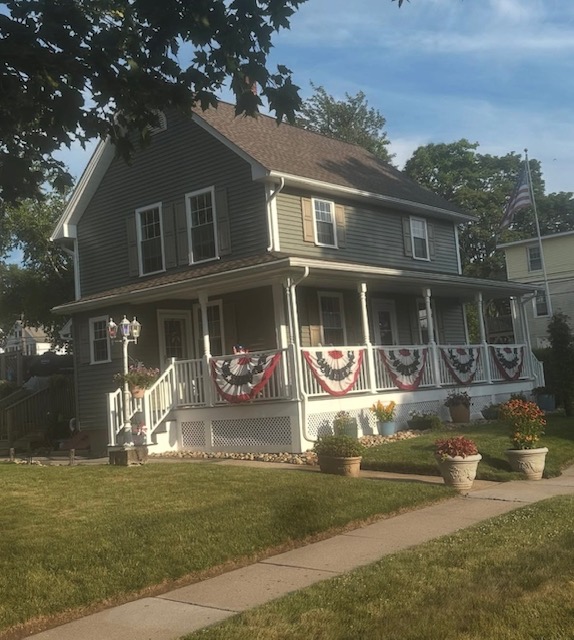 Professional vinyl siding project completed in Meriden CT by licensed insured contractor